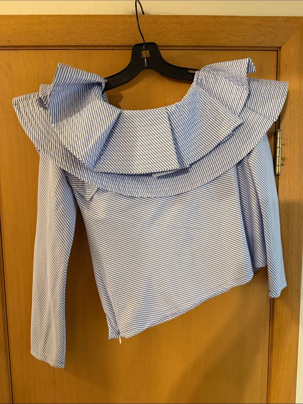 Luxe Stylekeepers Women’s Striped Ruffle Off-Shoulder Top Nautical Blue Medium - Picture 7 of 10